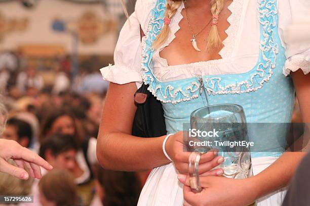 Молодая Девушка С Пивная Кружка — стоковые фотографии и другие картинки Бавария - Бавария, Дирндл, Пиво
