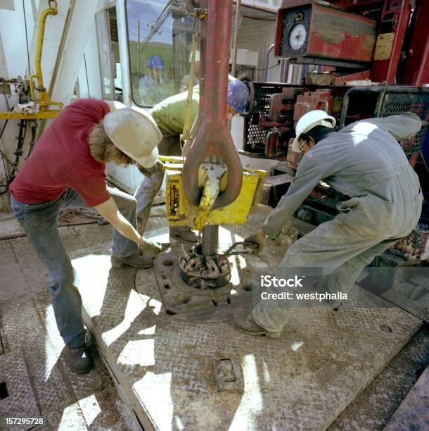 Photo libre de droit de Tirant Pipe banque d'images et plus d'images libres de droit de Pétrochimiste - Pétrochimiste, Plateforme offshore, Bleu de travail