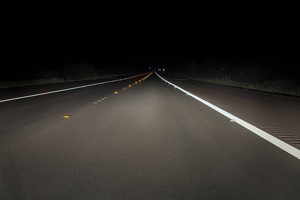 concepto de seguridad: noche en automóvil por una fresca camino empedrado - road reflector fotografías e imágenes de stock
