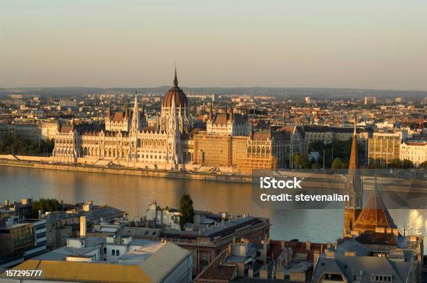 Photo libre de droit de Vue Panoramique Du Coucher Du Soleil Sur Le Parlement De Budapest Hongrie banque d'images et plus d'images libres de droit de Architecture