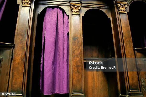 Confessionário - Fotografias de stock e mais imagens de Confessionário - Confessionário, Igreja, Interior