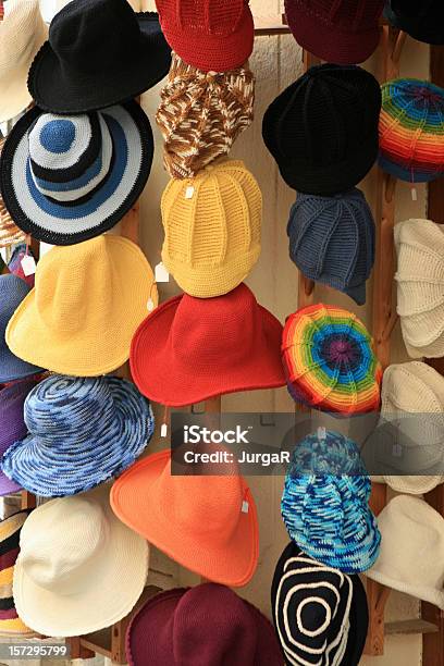 Photo libre de droit de De Couleur Estivale Pour Femme Des Bonnets À La Vente Dans La Boutique Française banque d'images et plus d'images libres de droit de Chapeau