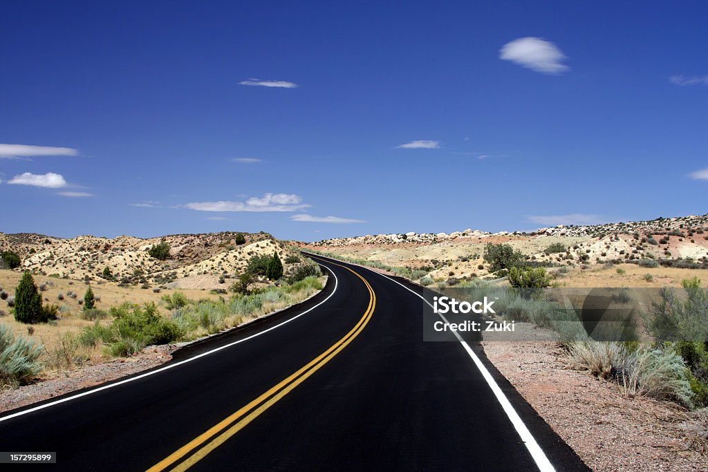 Autostrada a due corsie in Utah deserto - Foto stock royalty-free di Autostrada