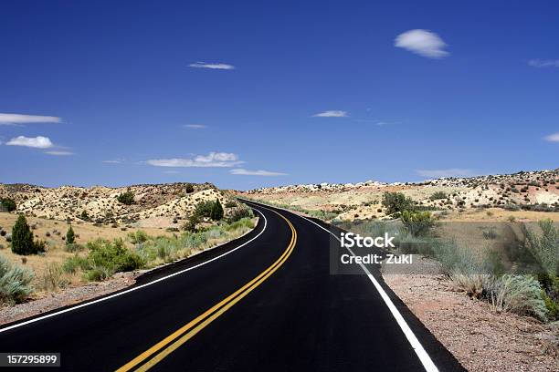Autostrada A Due Corsie In Utah Deserto - Fotografie stock e altre immagini di Autostrada - Autostrada, Composizione orizzontale, Deserto