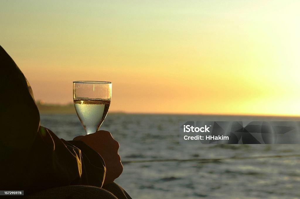 Pije szampana na Jacht (sylwetka - Zbiór zdjęć royalty-free (Kieliszek)