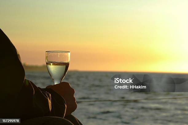 Pije Szampana Na Jacht Sylwetka - zdjęcia stockowe i więcej obrazów Kieliszek - Kieliszek, Sylwetka, Alkohol - napój
