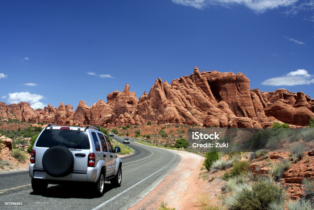 Voyageant en voiture Parc National Arches National Park - Photo de 4x4 libre de droits