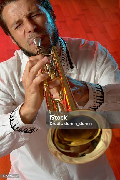 Trompetista Músico Con Golden Trompeta Toca Música Jazz Clásico Foto de stock y más banco de imágenes de Adulto