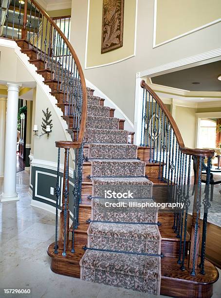 Photo libre de droit de Tringle Escalier Dans La Maison Moderne De Luxe À Suburbia banque d'images et plus d'images libres de droit de Escalier