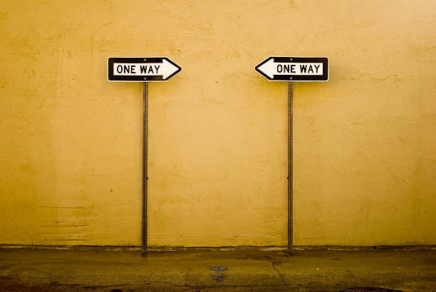 outra maneiras - contrasts road sign confusion street - fotografias e filmes do acervo