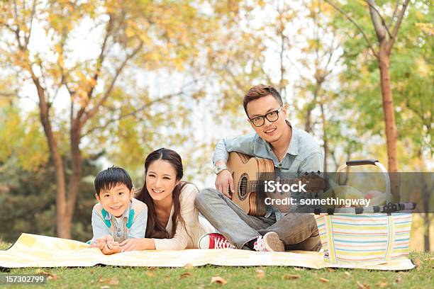 Tocar Guitarra Família Feliz No Parque - Fotografias de stock e mais imagens de Outono - Outono, 20-24 Anos, 30-39 Anos