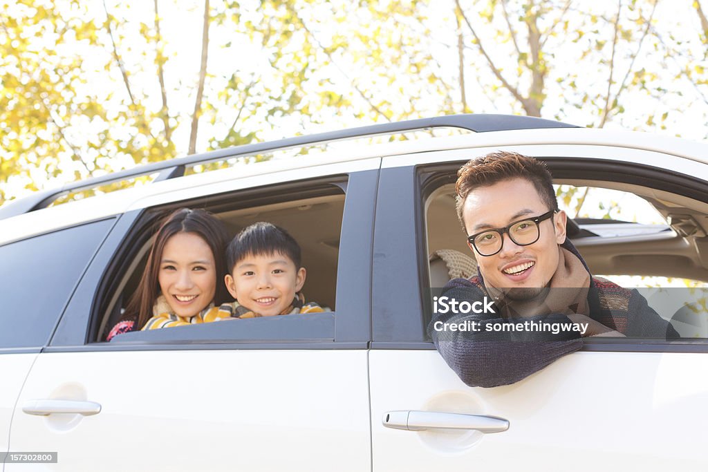Jovem família asiática Viagens - Royalty-free Carro Foto de stock