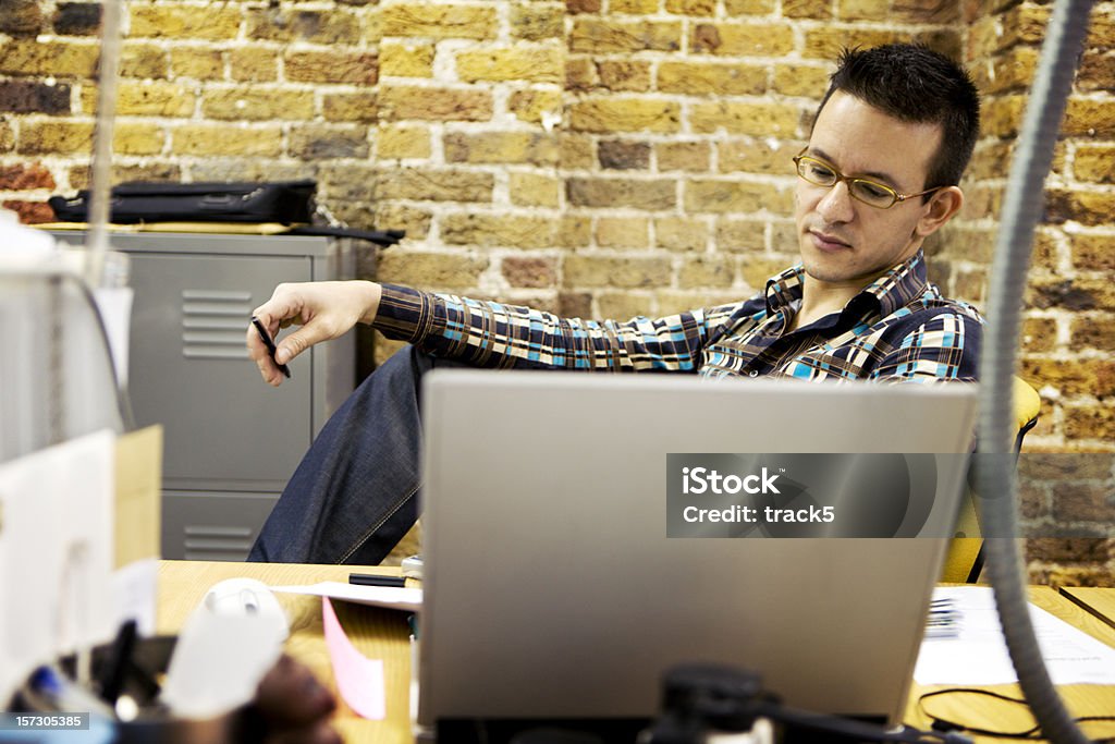Tranquilo oficina moderna con franqueza profesional trabajando en su escritorio - Foto de stock de Programador de informática libre de derechos