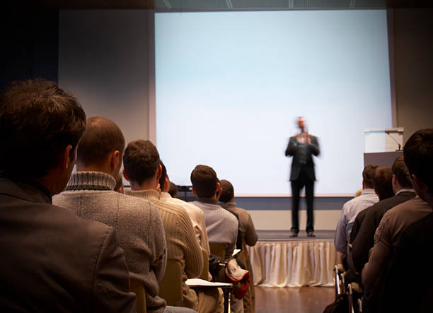conferência de negócios na sala com um ecrã branco - presentation convention center conference call meeting imagens e fotografias de stock