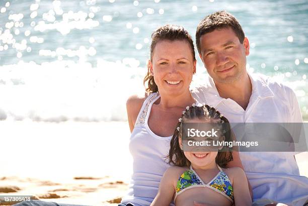 Photo libre de droit de Famille Sur La Plage banque d'images et plus d'images libres de droit de Activité - Activité, Activité de loisirs, Adulte