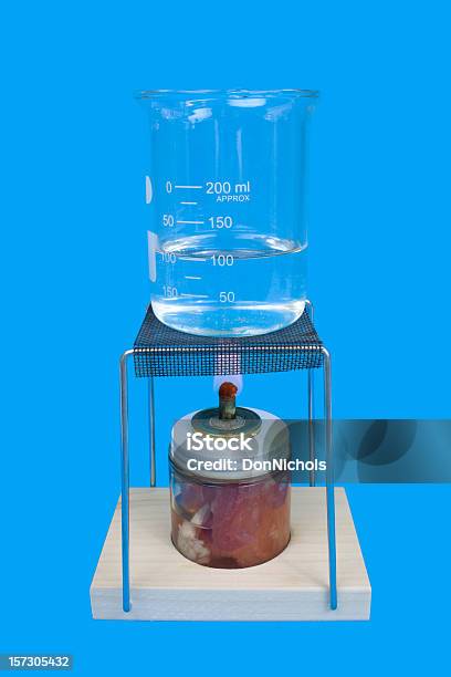 Foto de Ciência Experiência e mais fotos de stock de Bico de Bunsen - Bico de Bunsen, Aula de Química, Proveta de Laboratório