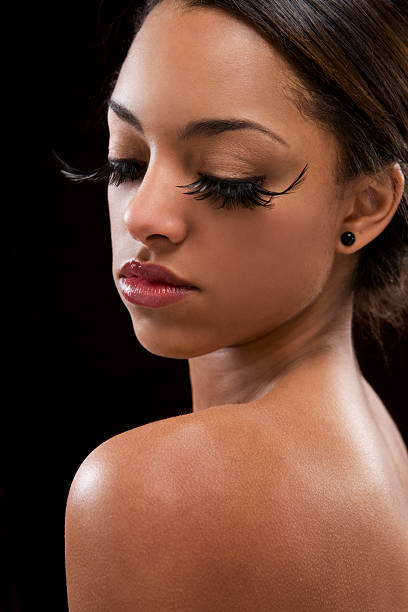 afro-americana mulher jovem modelo com cílios falsos - big lips - fotografias e filmes do acervo