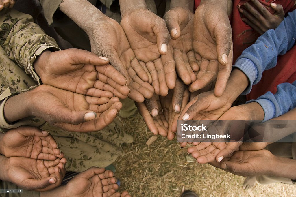 Mains de la pauvre - Photo de Famine libre de droits