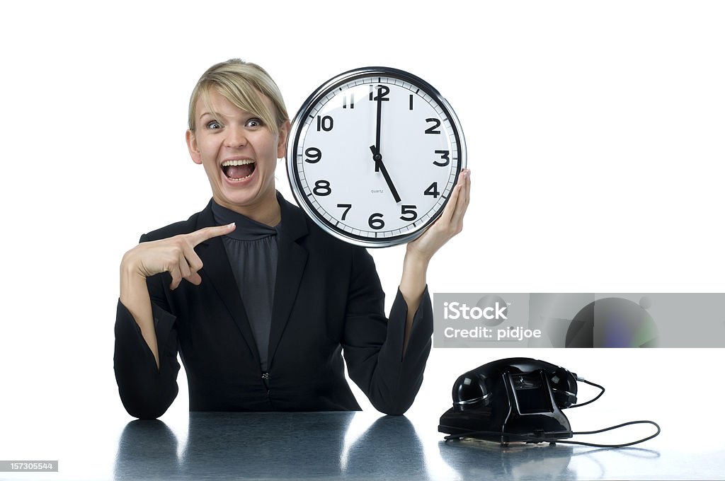 Улыбающаяся женщина держит Офисные Часы - Стоковые фото 5 часов роялти-фри