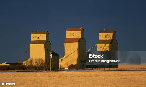 Три Prairie Зерно Лифты — стоковые фотографии и другие картинки Горизонтальный - Горизонтальный, Осень, Прерия