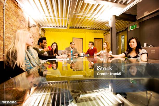 Foto de Equipe De Reuniões e mais fotos de stock de Discussão - Discussão, Painel de Discussão, Grupo Médio de Pessoas