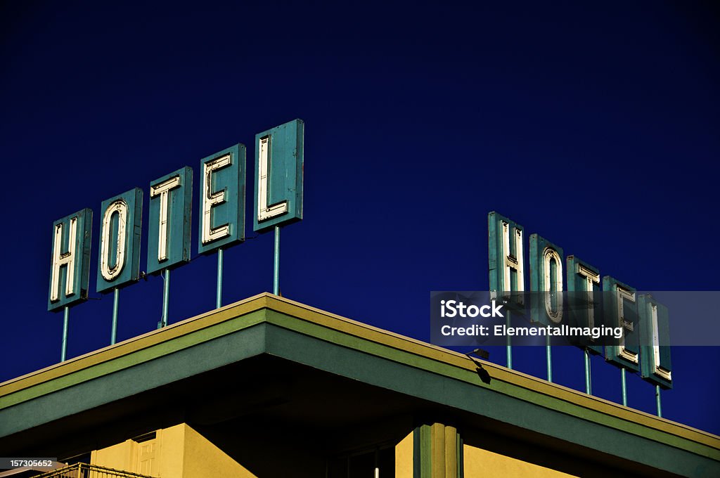 Hotel en la esquina de señal - Foto de stock de Hotel libre de derechos