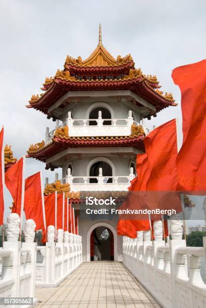 Foto de Pagode Branco Com Bandeiras Vermelha e mais fotos de stock de Bandeira - Bandeira, Cingapura, Antigo