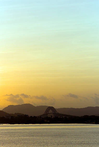 pôr do sol no canal do panamá - panama canal panama mountain sunset imagens e fotografias de stock