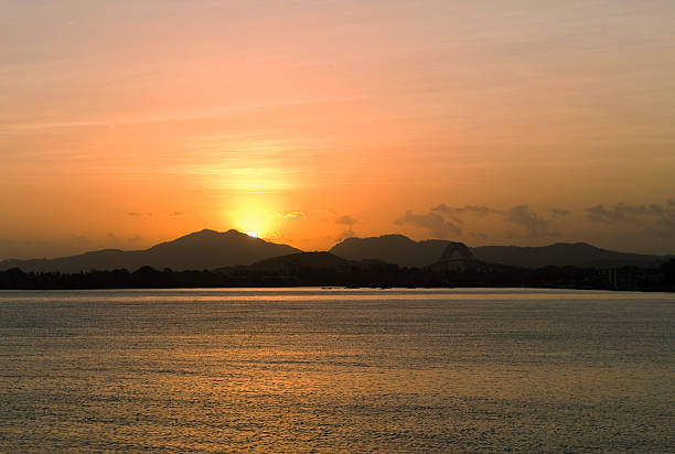 pôr do sol no canal do panamá - panama canal panama mountain sunset imagens e fotografias de stock