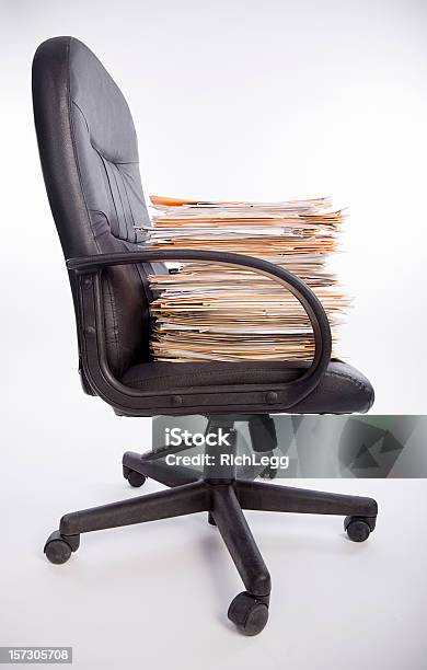 Cadeira De Escritório Carregado Com Papelada - Fotografias de stock e mais imagens de Amontoar - Amontoar, Cadeira, Cadeira de Escritório