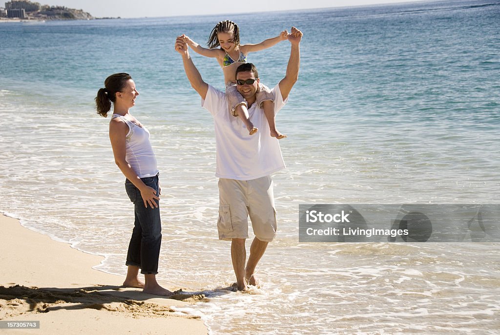 Famiglia sulla spiaggia - Foto stock royalty-free di Adulto