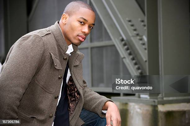 Afrikanische Amerikanische Jungen Mann Model Innenstadt Textfreiraum Stockfoto und mehr Bilder von Glattrasiert