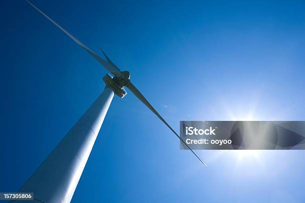 Turbina De Viento Con El Sol Detrás Foto de stock y más banco de imágenes de Aerogenerador - Aerogenerador, Azul, Brillante