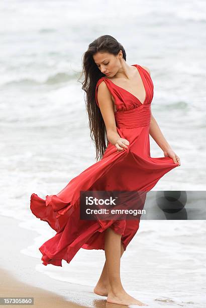 Rosso Donna - Fotografie stock e altre immagini di Acqua - Acqua, Adulto, Ambientazione esterna