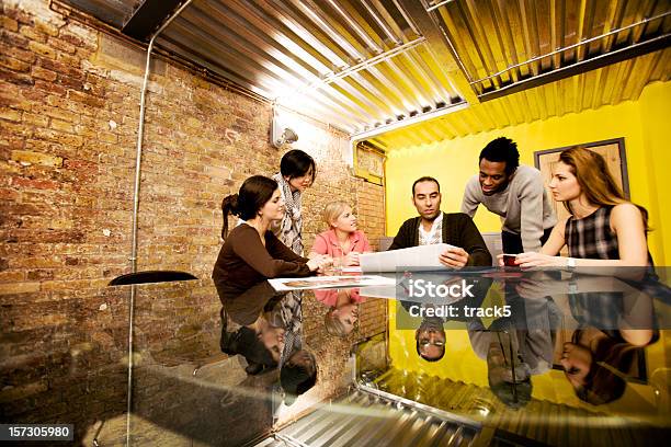 Espontânea Reunião Em Um Escritório Contemporâneo Sala De Conferência - Fotografias de stock e mais imagens de Gestão de projetos