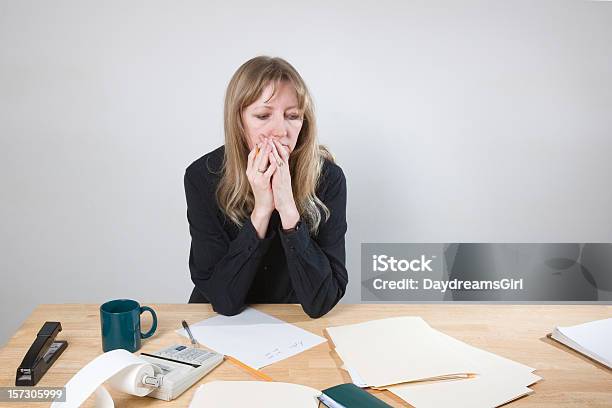 Foto de Mulher Na Mesa Preocupados Com Economia E Finanças Pessoais e mais fotos de stock de Calculadora