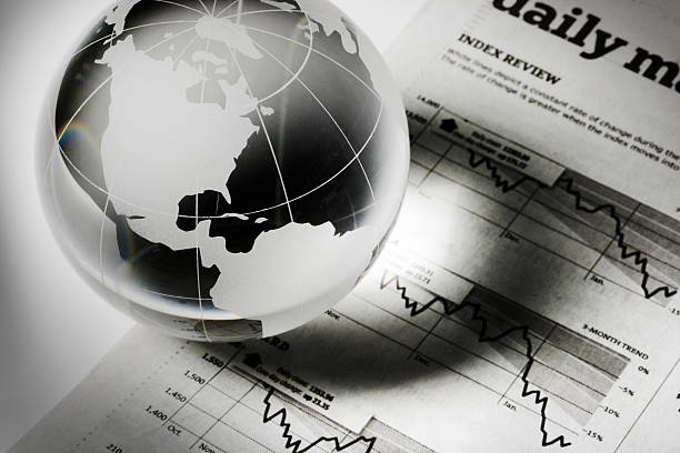 global business e finanza con giornale investimento pagina di previsioni di recessione - glasses stock market finance newspaper foto e immagini stock
