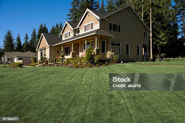 Casa Nueva De Lujo Con Un Paisaje Exuberante Foto de stock y más banco de imágenes de Aire libre - Aire libre, Ajardinado, Alta Sociedad