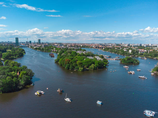 berlín, spreepark, río y barcos, vista desde arriba - spreepark berlin fotografías e imágenes de stock
