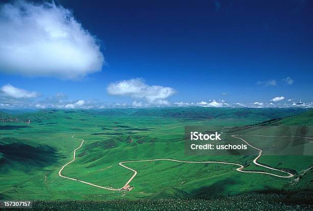Droga Przedłużające Do Odległych Horizon Na Zielone Pastwiska - zdjęcia stockowe i więcej obrazów Kręta droga