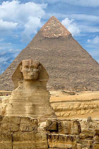 большой сфинкс из гиза на фоне большой пирамиды гизы, египет - giza pyramids sphinx pyramid shape pyramid стоковые фото и изображения