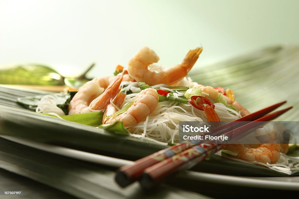 Asian Images fixes: Sauté de crevettes, sauté de nouilles sur feuille de bananier - Photo de Aliment libre de droits