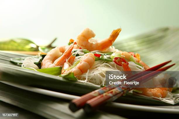 Foto de Asian Imagens Estáticas Camarão Refogado E Macarrão Em Folha De Bananeira e mais fotos de stock de Camarão - Frutos do Mar