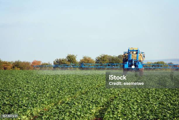 Propagação De Pesticidas - Fotografias de stock e mais imagens de Colheita - Colheita, Herbicida, Modificação Genética