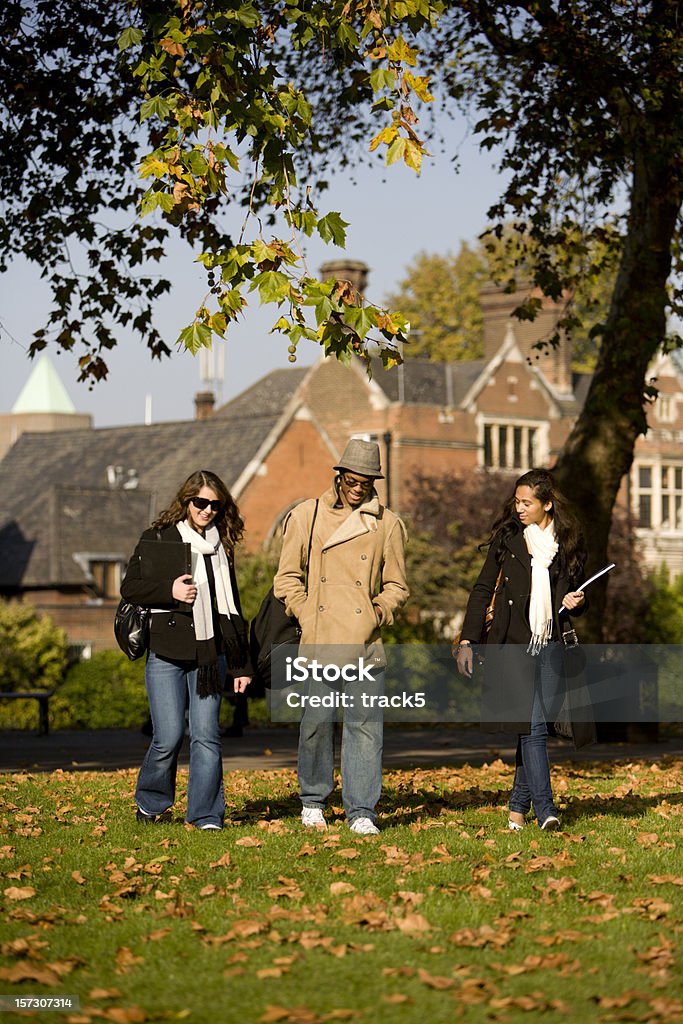 Подростковая студентов: Холод, осенний пейзаж с учащихся ходить по классу - Стоковые фото Университетский городок роялти-фри