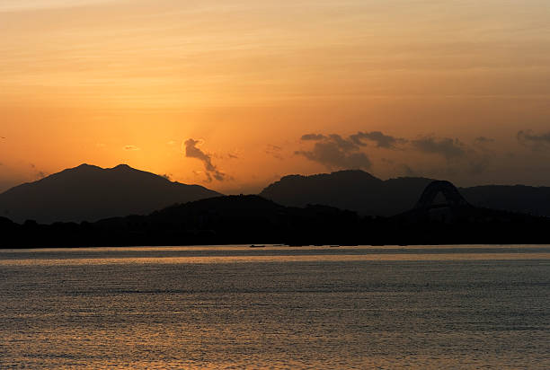 해질녘까지 on 파나마운하 - panama canal panama mountain sunset 뉴스 사진 이미지