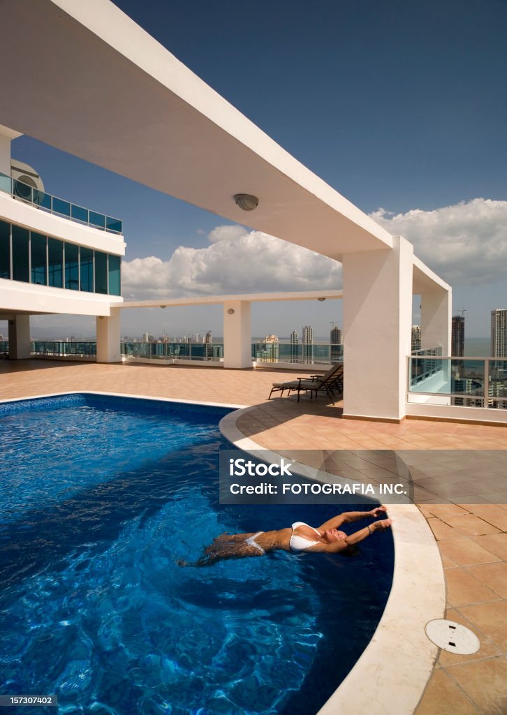 Femme dans la piscine - Photo de Activité de loisirs libre de droits