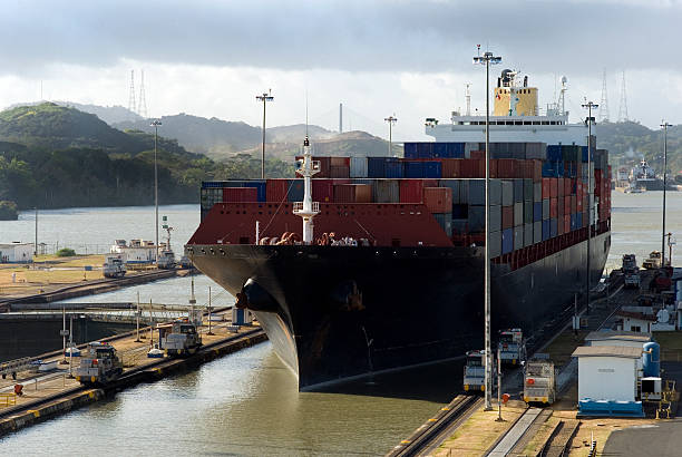 panamski kanał - panama canal panama canal industrial ship zdjęcia i obrazy z banku zdjęć