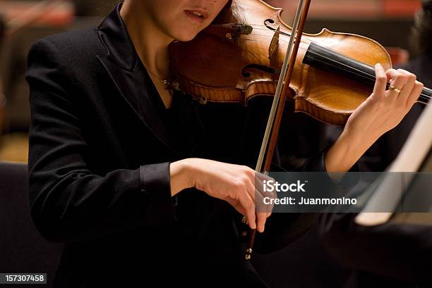 Photo libre de droit de Femme Violoniste banque d'images et plus d'images libres de droit de Orchestre - Orchestre, Violoniste, Femmes