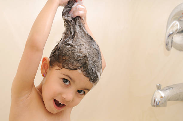 alto soapy cabello - shower child shampoo washing fotografías e imágenes de stock